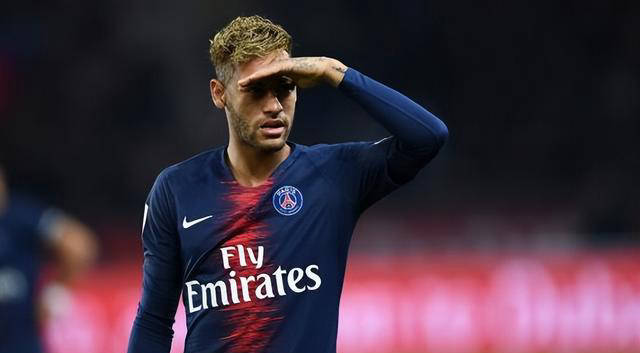  内马尔在中国队比赛中惊险取胜，出色防守引发热议！